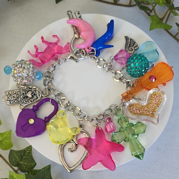 Vintage 80s Charm Bracelet - Picture 1 of 12